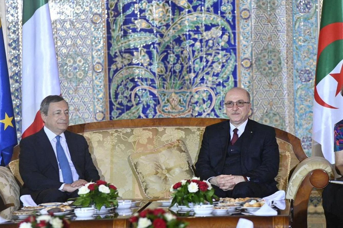 El primer ministro italiano, Mario Draghi, con el presidente de Argelia, Abdelmadjid Tebboune, este verano. (Reuters)