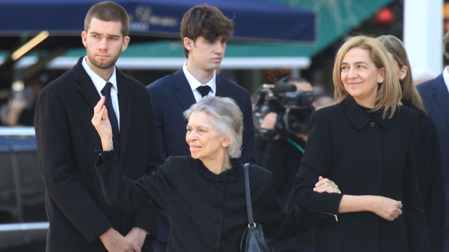 Irene de Grecia, junto a su sobrina Cristina de Borbón, a su llegada al funeral de su hermano, Constantino. (EFE)