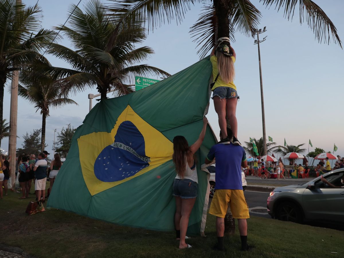Foto: Seguidores de Jair Bolsonaro esperan los resultados de las elecciones presidenciales, este domingo. (EFE/Andre Coelho)