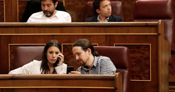 Foto: Irene Montero y Pablo Iglesias, en sus escaños en el Congreso. (EFE)