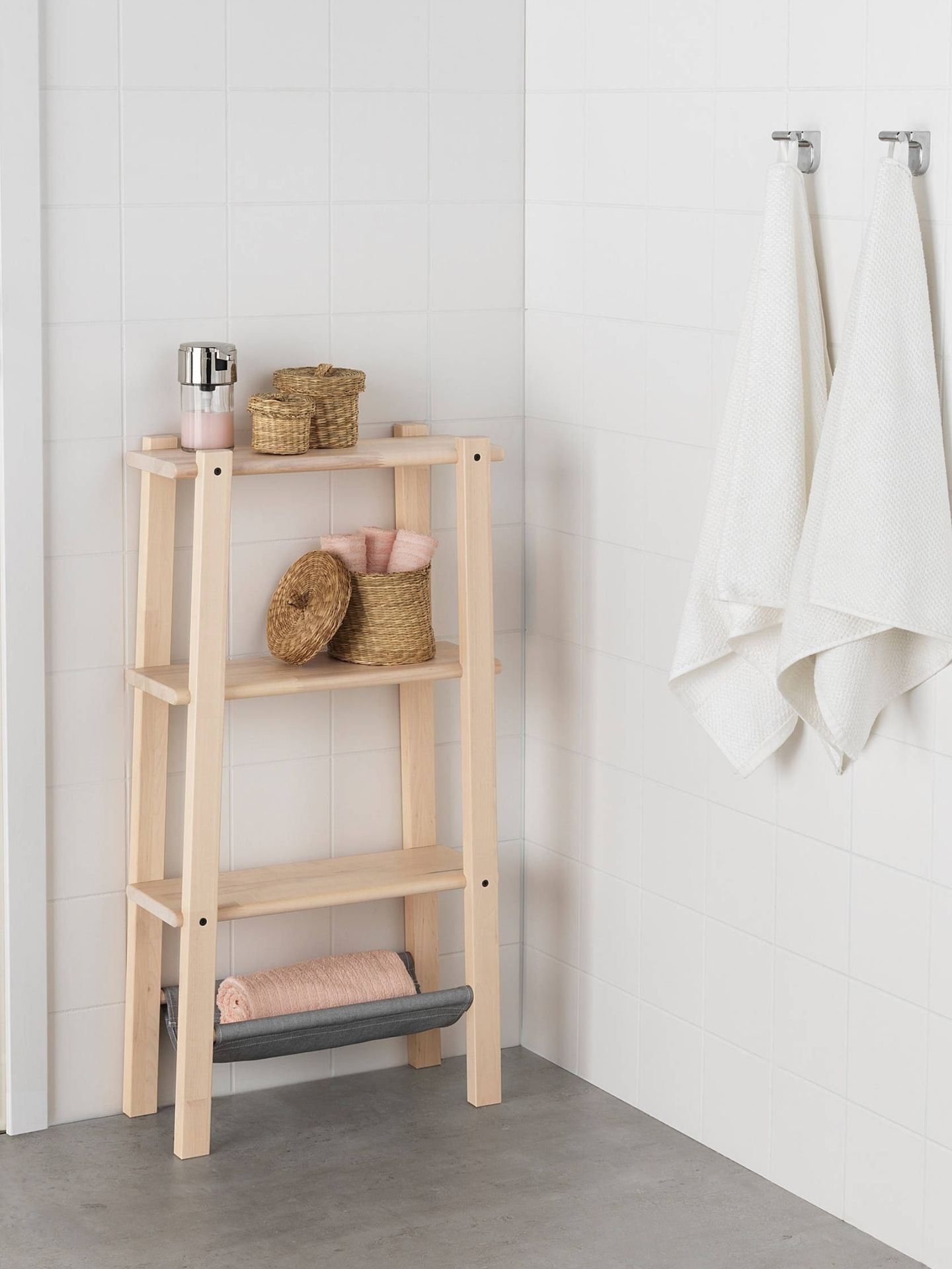 Muebles de Ikea para ganar espacio en un baño pequeño. (Cortesía)