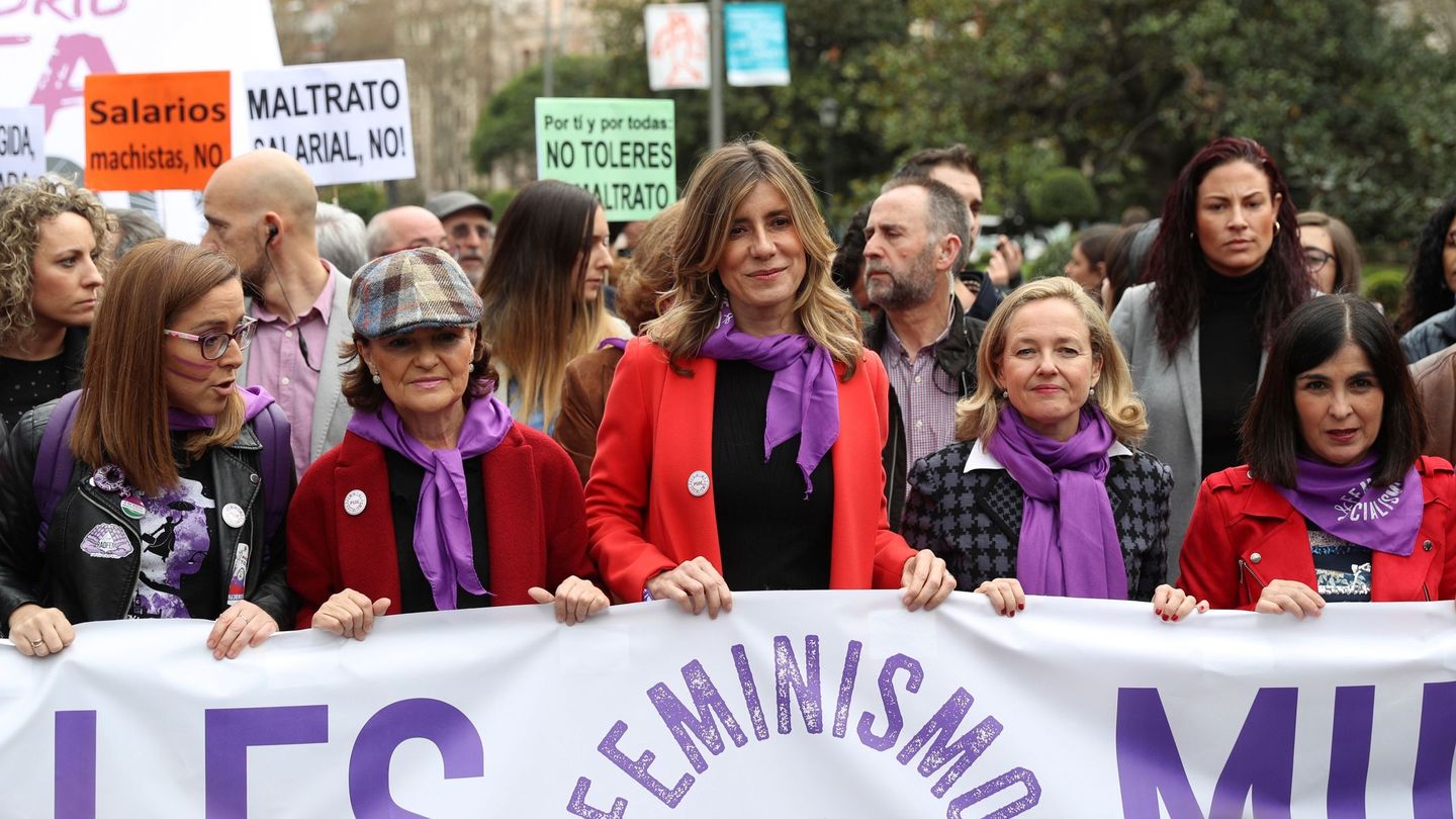 Begoña Gómez, Carmen Calvo, Nadia Calviño y Carolina Darias, en la manifestación por el Día de la Mujer. (EFE)  