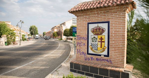 Foto: Escudo municipal de Numancia de la Sagra, con la noria de agua característica de Azaña. (D.B.) 