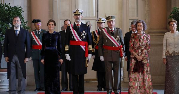 Foto: Fotografía de archivo de Felipe VI presidiendo la Pascua Militar con la presencia del rey Juan Carlos en enero de 2018. (EFE)