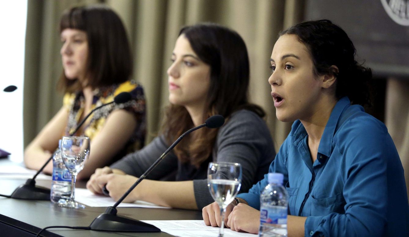 De izquierda a derecha: Nagua Alba, Sarah Bienzolas y Lucía Ayala, miembros del equipo técnico de la formación Podemos. (EFE)