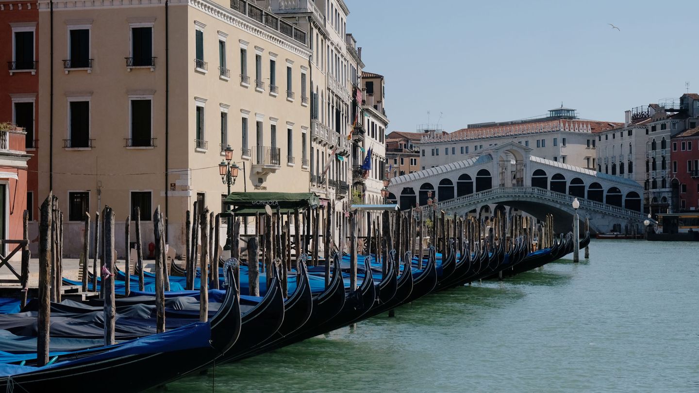 Góndolas amarradas ante la falta de turistas en Venecia.