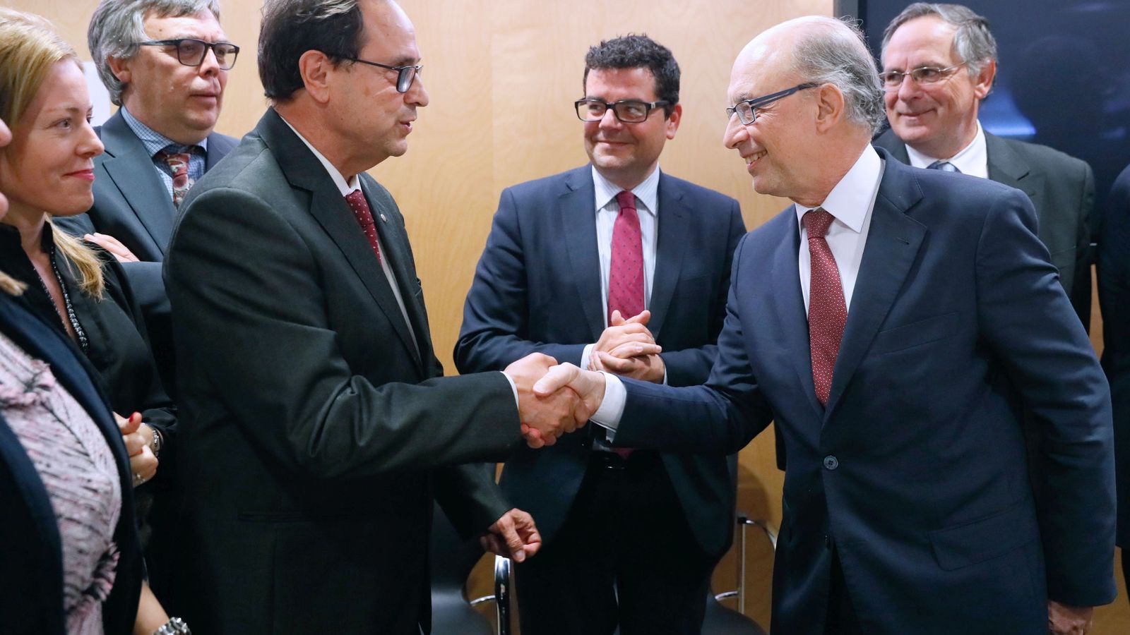 Foto:  El ministro de Hacienda y Administraciones Públicas en funciones, Cristóbal Montoro (d), saluda al 'conseller' de Hacienda y Modelo Económico valenciano, Vicent Soler. (EFE)