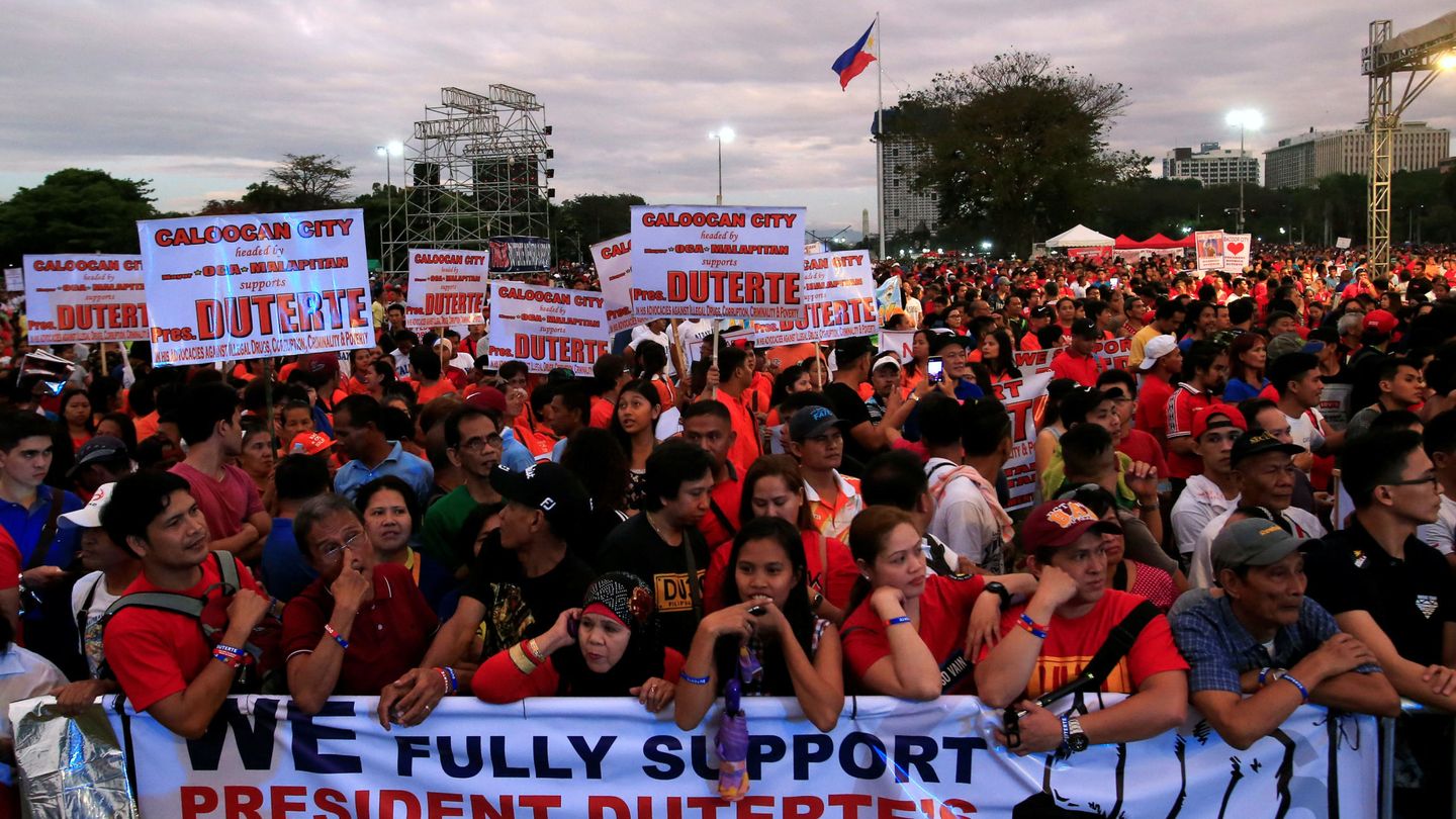 Partidarios de Duterte se manifiestan a favor de su política antidrogas en el parque Luneta en Manila, el 25 de febrero de 2017 (Reuters)