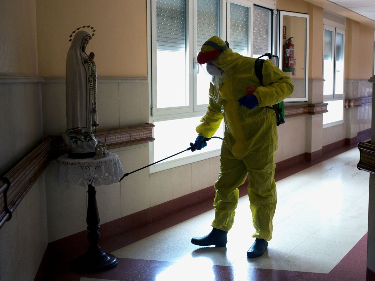 Foto: Un efectivo de la Unidad Militar de Emergencias (UME) realiza labores de desinfección en una residencia en abril de 2020. (EFE)