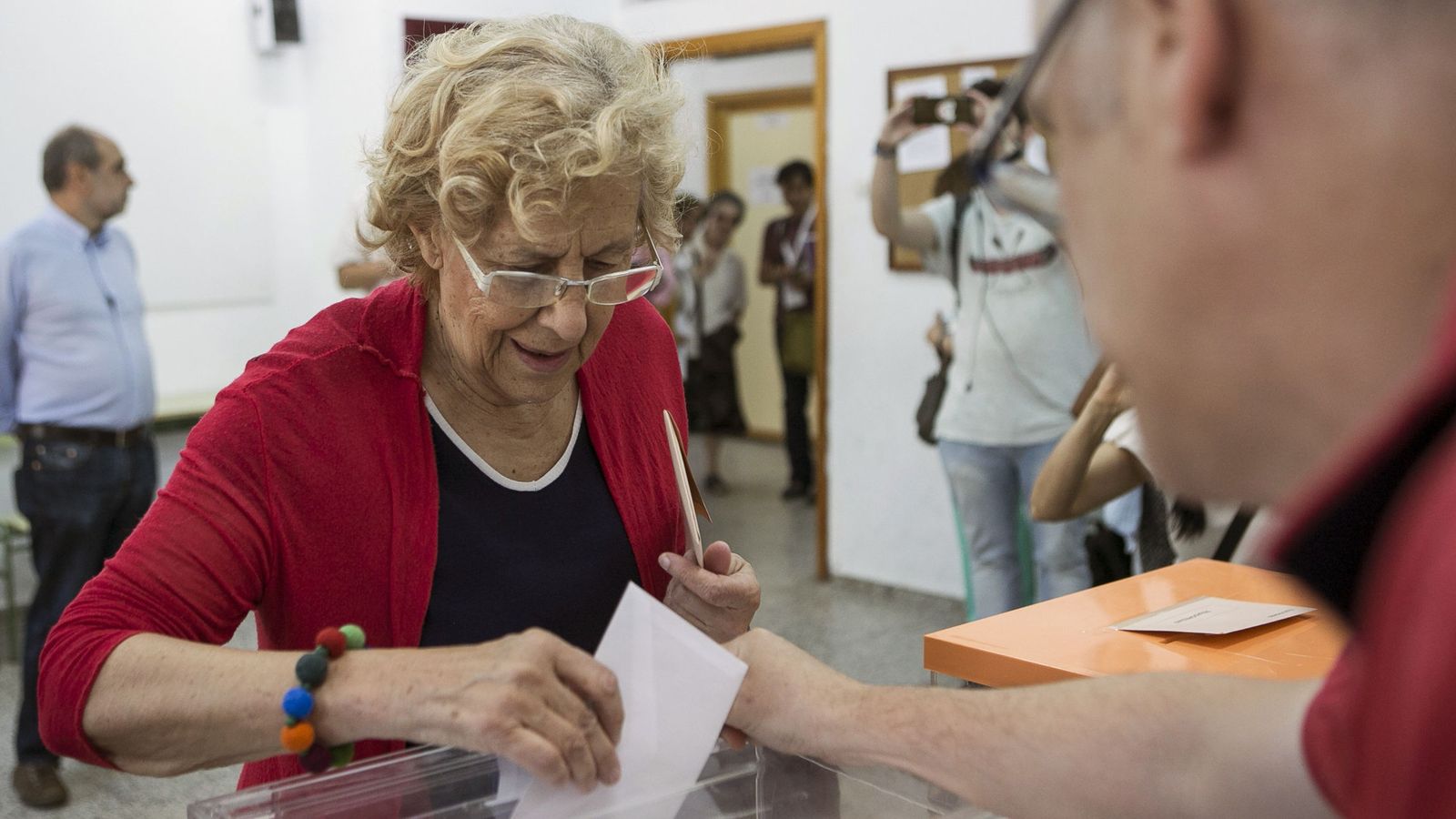 Foto: La alcaldesa de Madrid, Manuela Carmena, deposita su voto en las elecciones generales 2016. (Efe) 