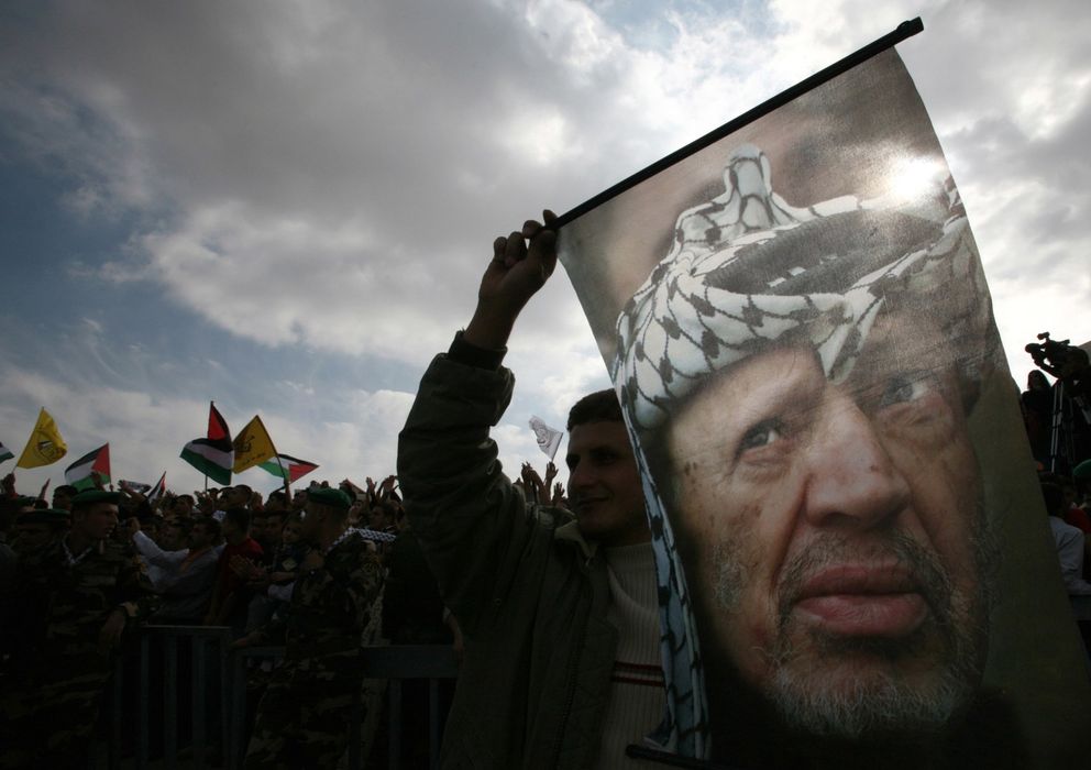 Foto: Un palestino sostiene una bandera con el rostro de Yaser Arafat en Ramala, en una imagen de archivo. (Reuters)