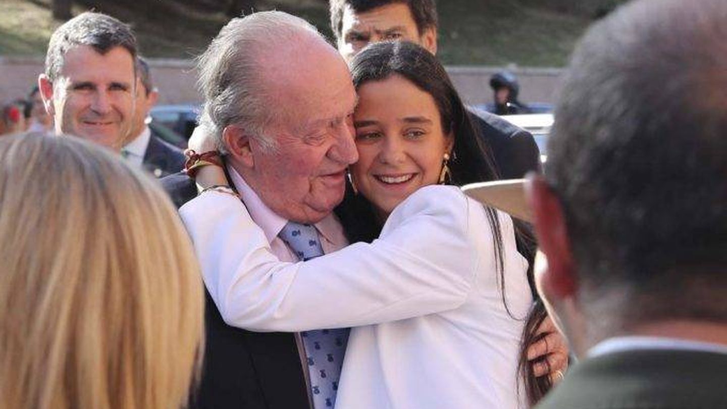 La nieta del Rey emérito abraza a su abuelo. (EFE)
