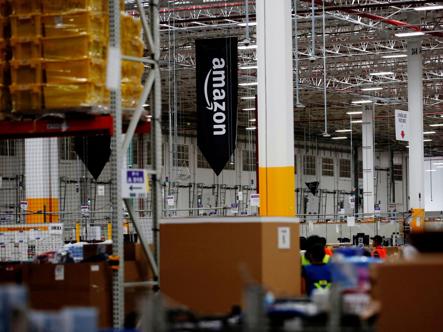El logo de Amazon en uno de sus almacenes. (Reuters) 