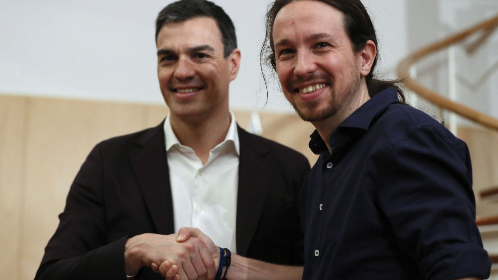 Foto: Los líderes del PSOE, Pedro Sánchez, y de Podemos, Pablo Iglesias, al inicio de la reunión que han mantenido este miércoles. (Efe) 