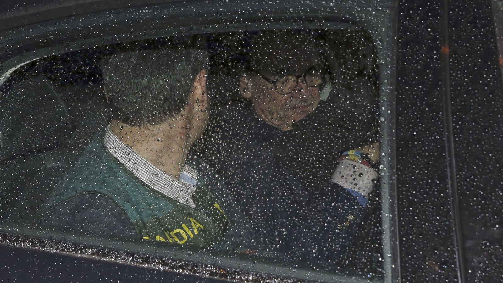 Foto: El expresidente de Banesto Mario Conde abandona su domicilio detenido por la Guardia Civil. (EFE)