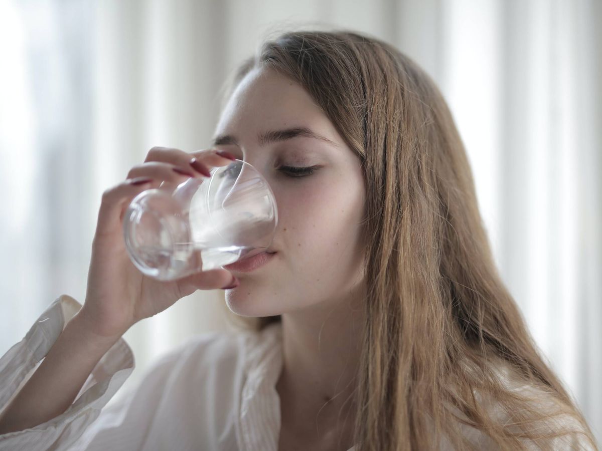 Foto: El motivo por el que no deberías beber mucha agua a partir de las 20 horas (Pexels/Andrea Piacquadio)