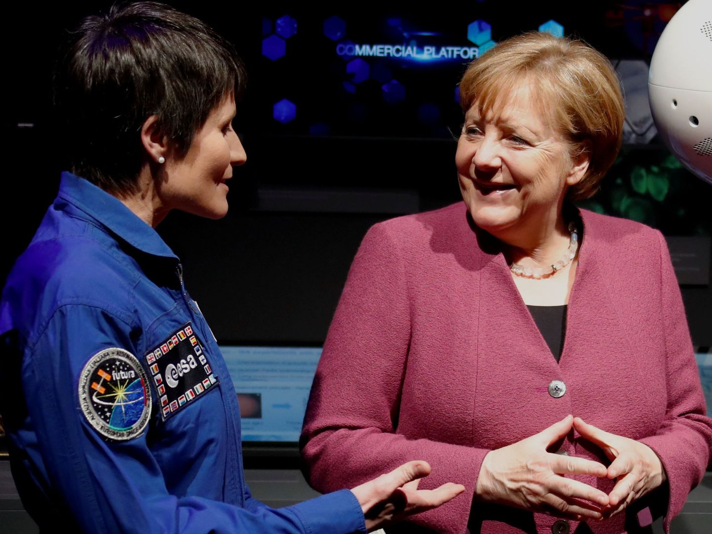 Samantha Cristoforetti charla con Angela Merkel en Berlín. (Reuters)