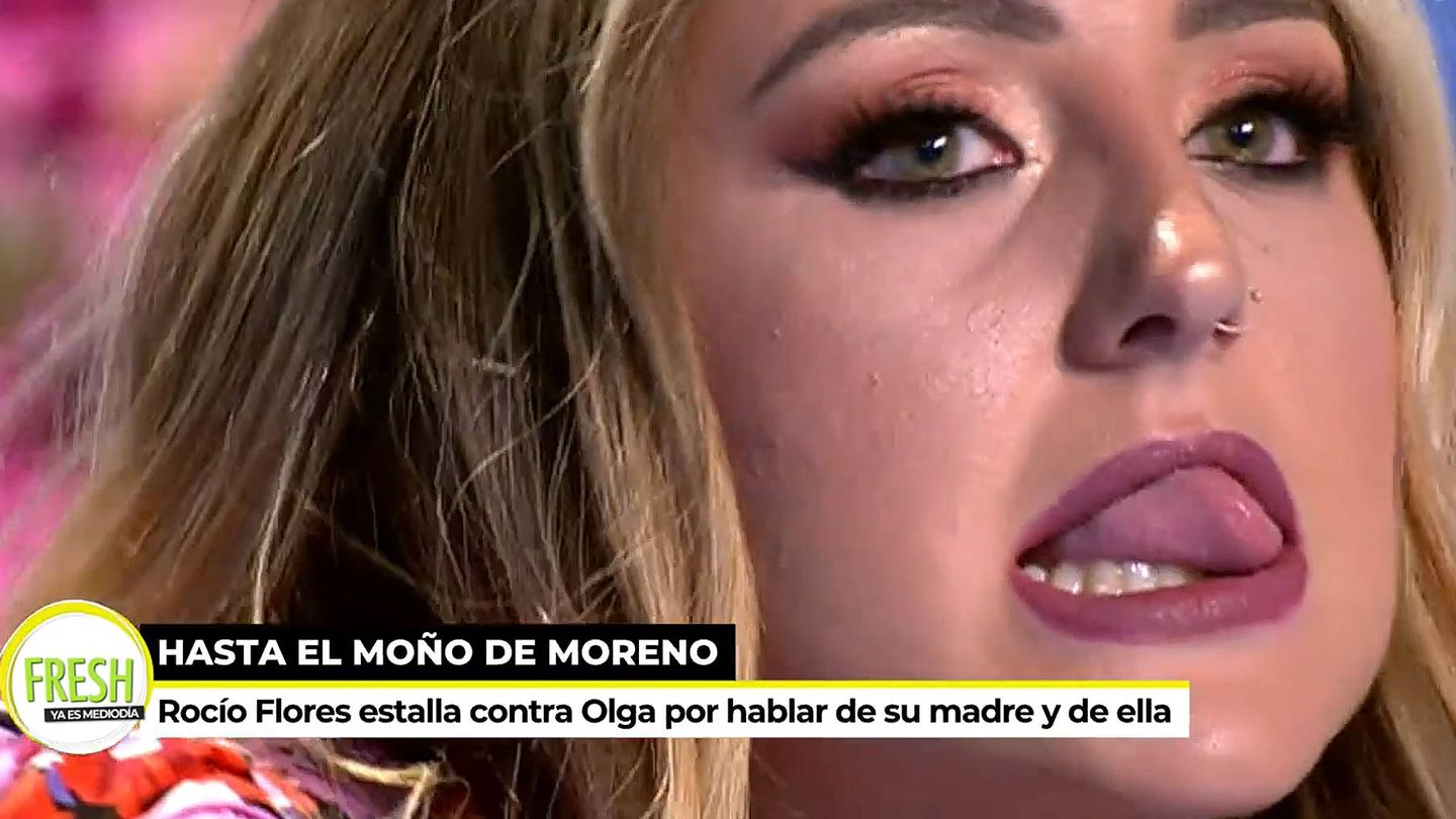 Rocío Flores, mordiéndose la lengua tras escuchar a Olga Moreno hablar de su familia. (Mediaset)