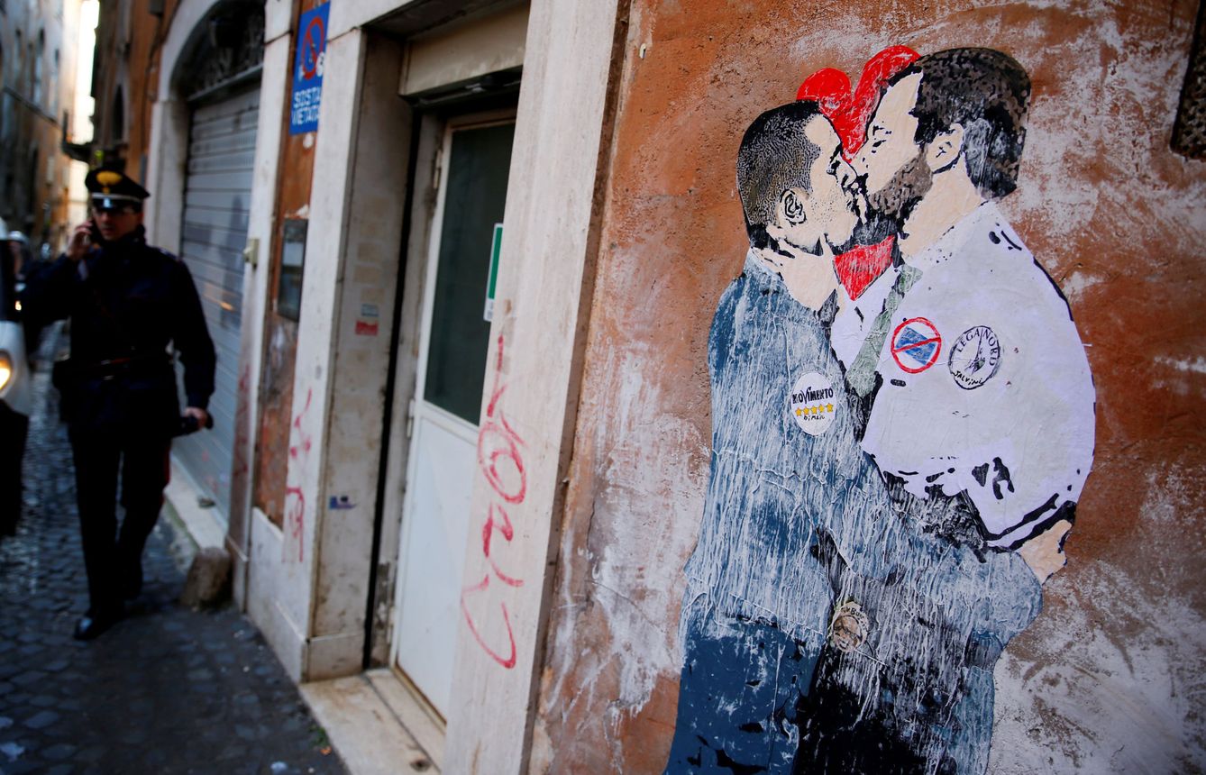 Un mural que muestra un beso entre Matteo Salvini, de la Lega, y Luigi di Maio, del M5S, en Roma. (Reuters)