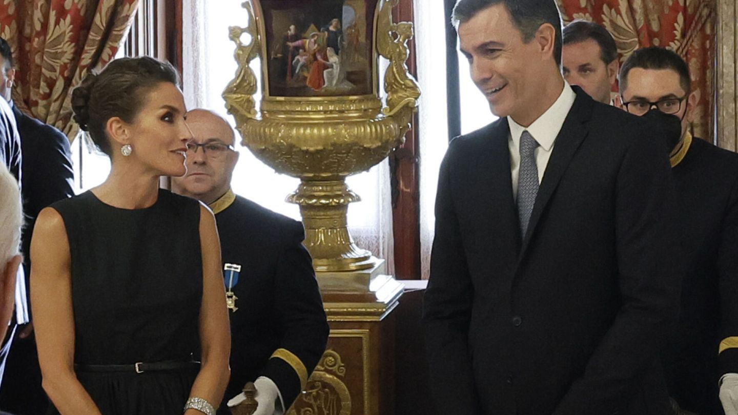 La reina Letizia y el presidente del Gobierno, Pedro Sánchez, durante la cena en el Palacio Real. (EFE/Pool/Chema Moya)