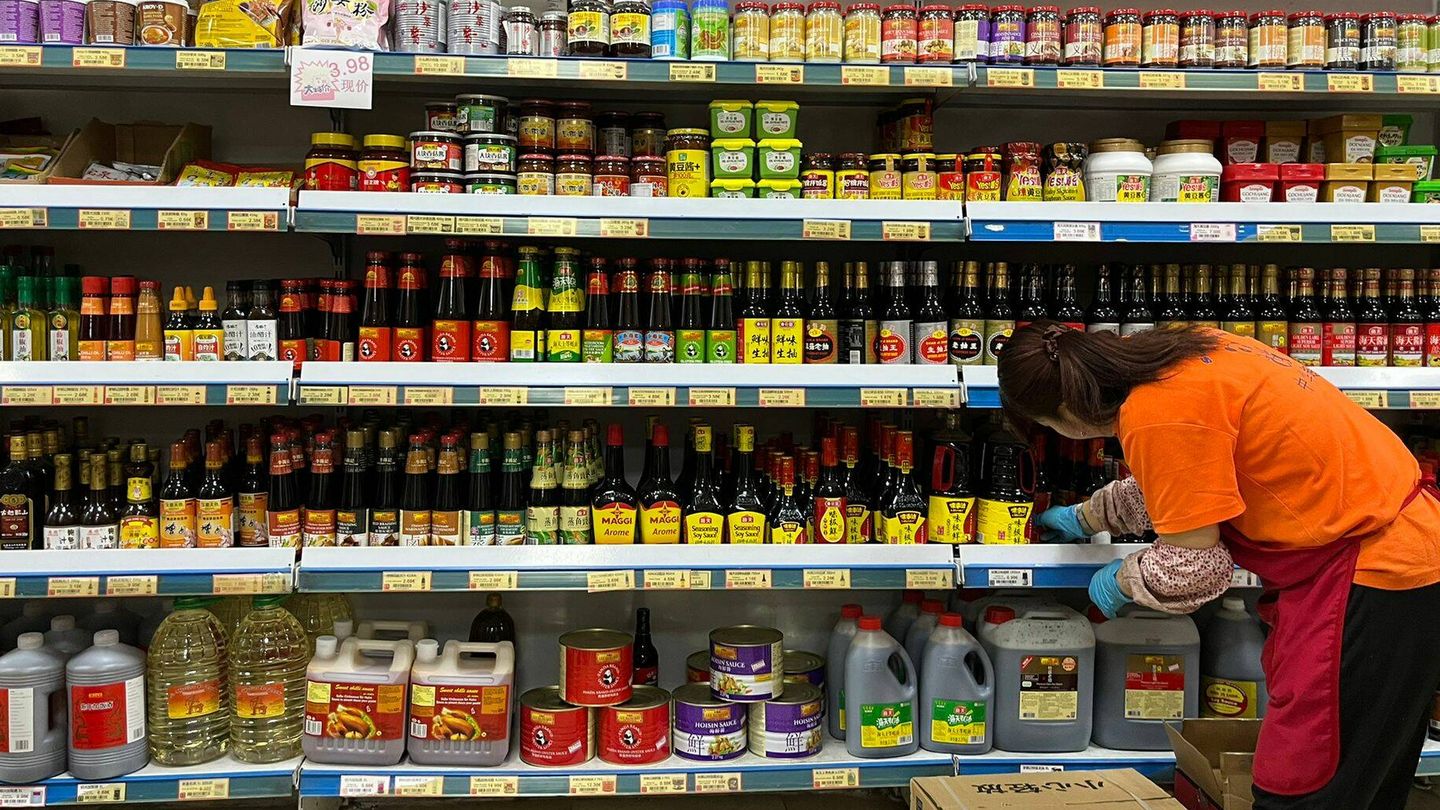 Una mujer trabajando en un supermercado chino de la calle Marcelo Usera. (A.F.)