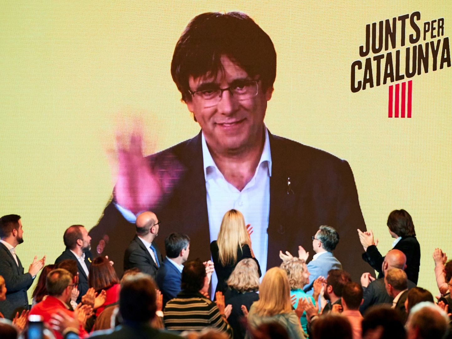 GRAF9674. BARCELONA, 11 04 2019.- El expresidente de la Generalitat, Carles Puigdemont, interviene por videoconferencia en el acto de inicio de campaña que JxCat ha celebrado esta noche en Barcelona. EFE Alejandro García.
