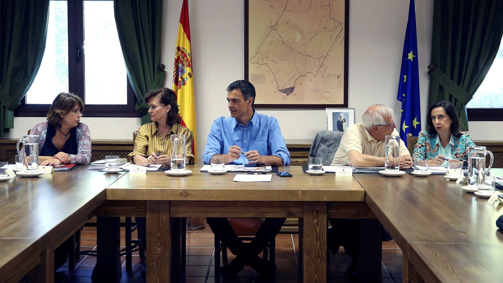 Foto: Dolores Delgado, Carmen Calvo y Pedro Sánchez, el sábado en Quintos de Mora. (EFE)
