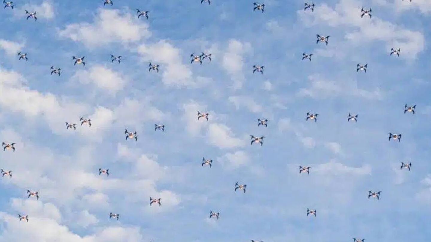 Los drones en el cielo vistos con la luz del día. (Umiles Group)