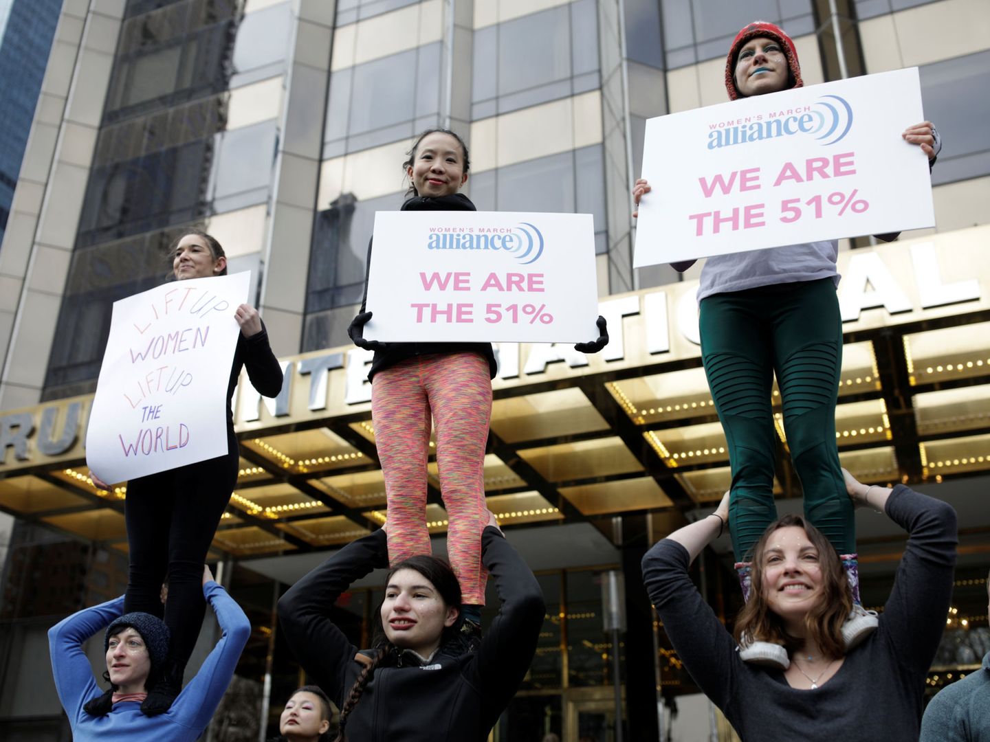 Manifestantes de la Marcha por las Mujeres protestan frente a la Torre Trump en Nueva York, el 19 de enero de 2019. (Reuters)