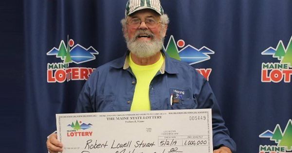 Foto: Robert Stuart, con el cheque de un millón de dólares que ganó en el mes de mayo (Foto: Maine Lottery)
