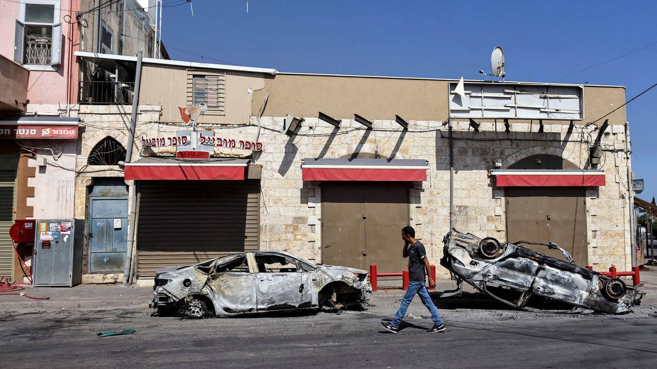 Foto: Vehículos quemados tras una noche de disturbios en Lod, Israel. (Reuters)