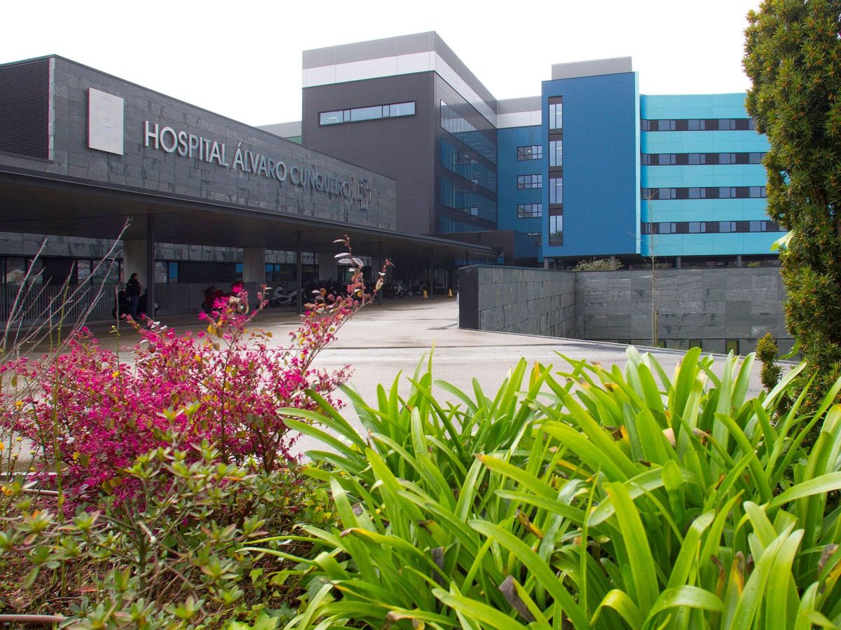 Foto: Vista general de la entrada del Hospital Álvaro Cunqueiro de Vigo. (EFE)