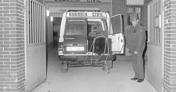 Foto: En la imagen, de archivo del 27 01 1993, un vehículo de la Guardia Civil de Llombay transporta los féretros de las tres niñas de Alcàsser. (EFE)