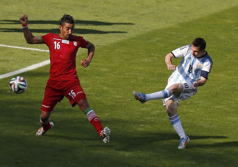 Foto: Messi resolvió el Argentina-Irán con un espectacular remate con la zurda (Reuters)