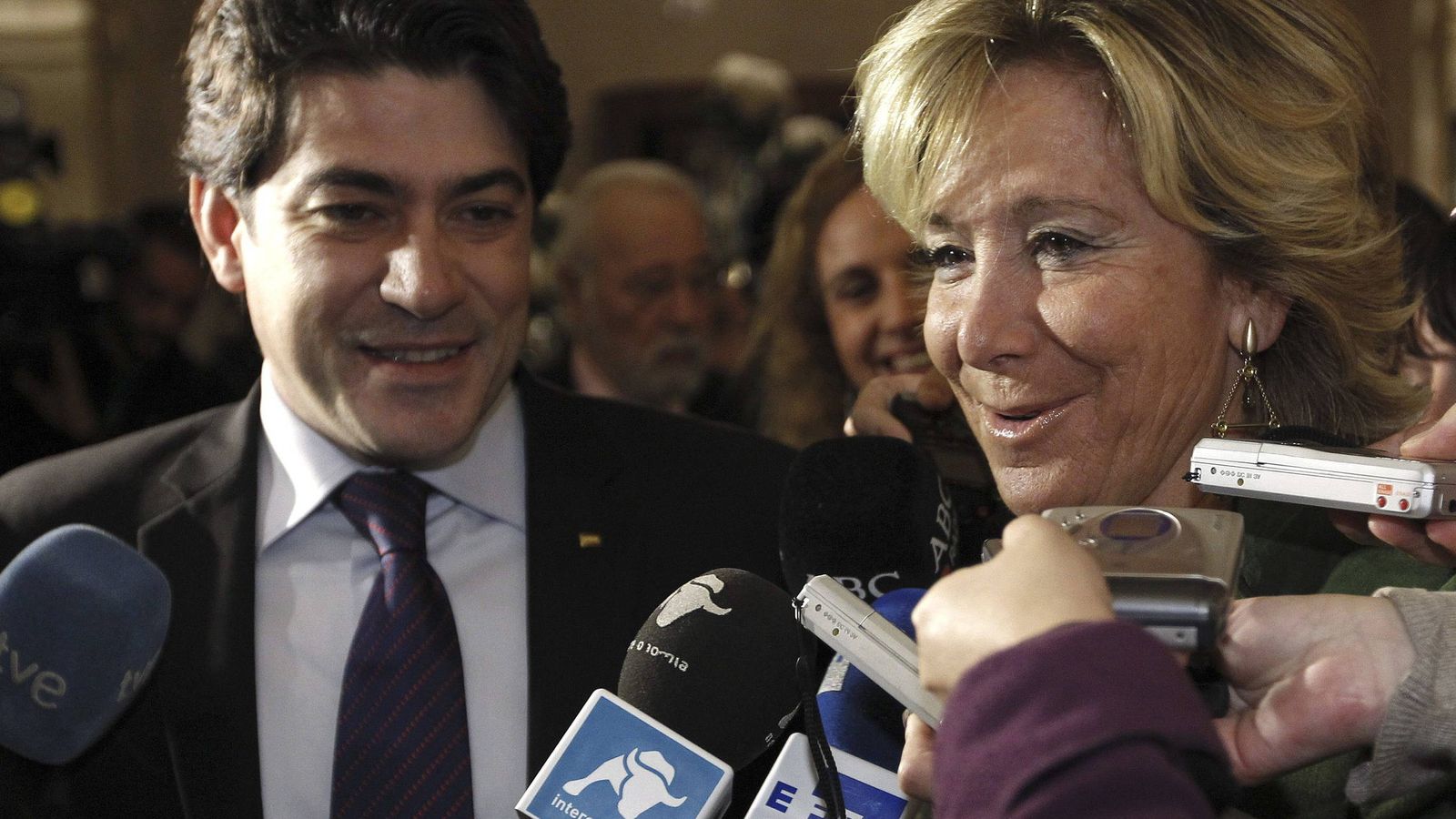 Foto: El alcalde de Alcorcón, David Pérez, junto a Esperanza Aguirre. (EFE)