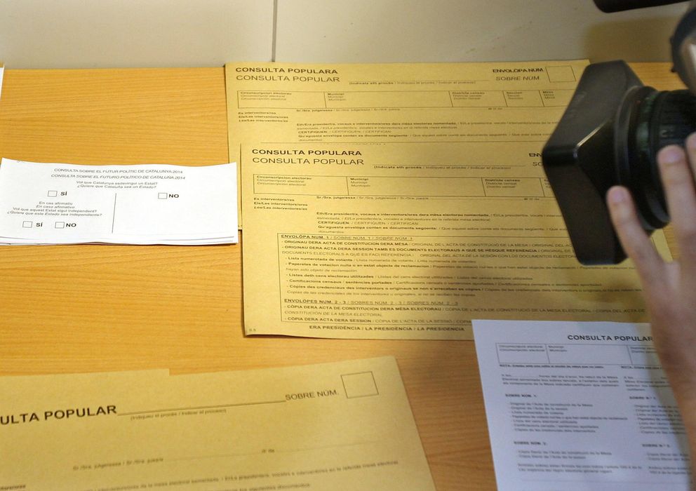 Foto: Documentos del dispositivo logístico preparado por la Generalitat para celebrar la consulta del 9N. (Efe)