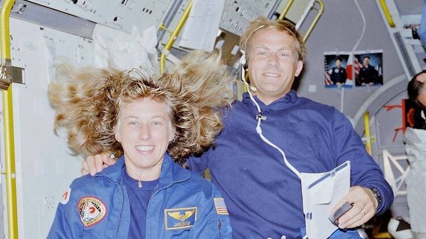 Jan Davis y Mark Lee, el primer matrimonio de astronautas que está junto en el espacio. (NASA)