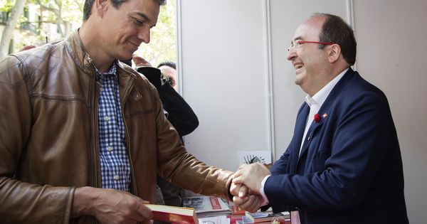 Foto: Pedro Sánchez y Miquel Iceta se saludan en Barcelona, en la fiesta de Sant Jordi, en plenas primarias del PSOE. (EFE)