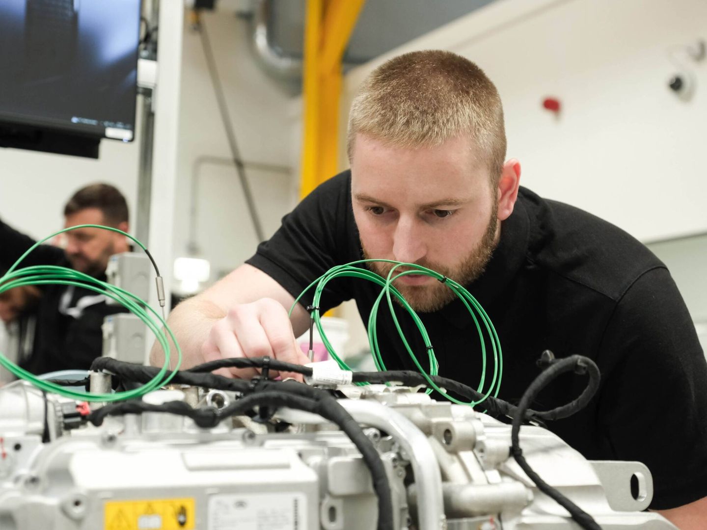 Un operario de JLR prueba un motor eléctrico en uno de los laboratorios de ensayo de la compañía.