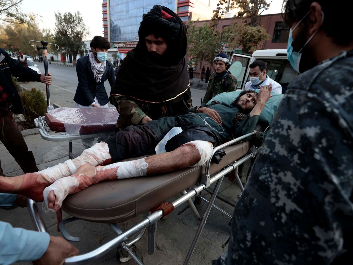 Foto: Un soldado talibán herido en la explosión. (Reuters)