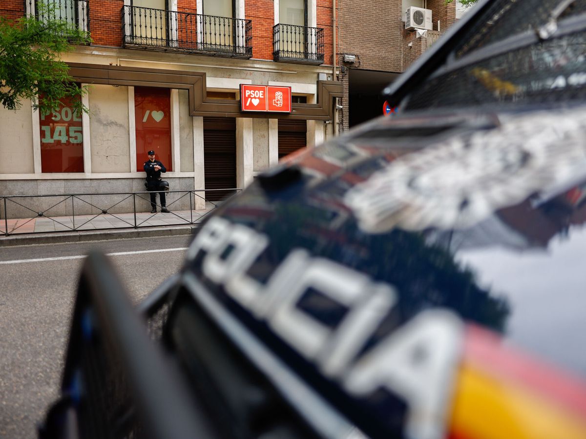Foto: Un coche de Policía frente a la sede del PSOE en Ferraz. (EFE/Rodrigo Jiménez)