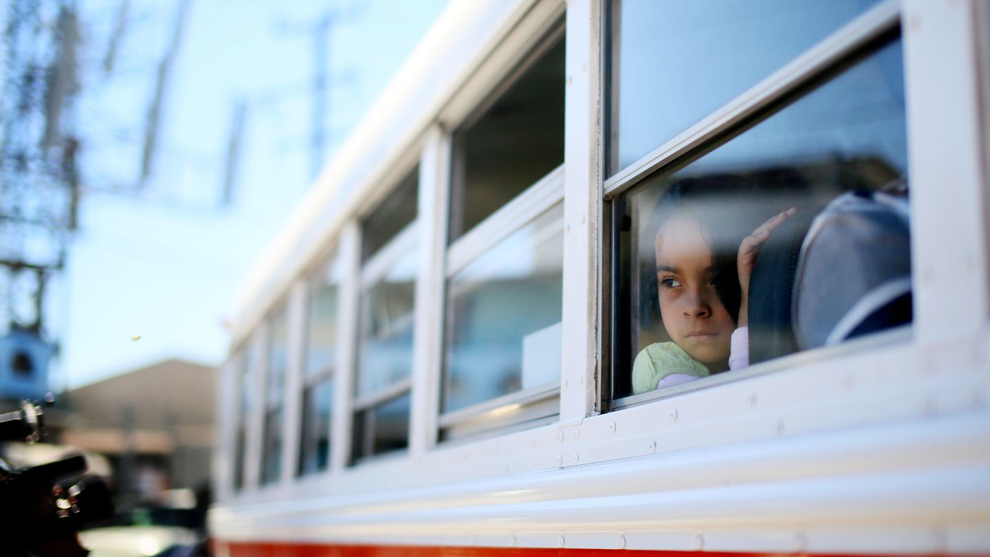 Una niña mexicana tras una protesta contra las deportaciones en Tijuana (Reuters).
