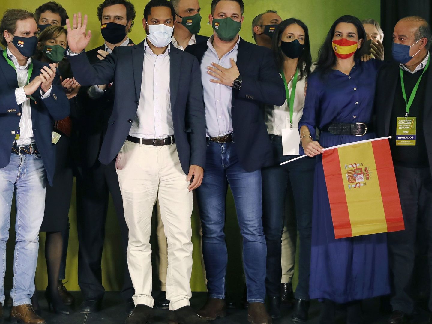 El cabeza de lista de Vox, Ignacio Garriga, acompañado de los miembros de su partido tras el 14-F. (EFE)