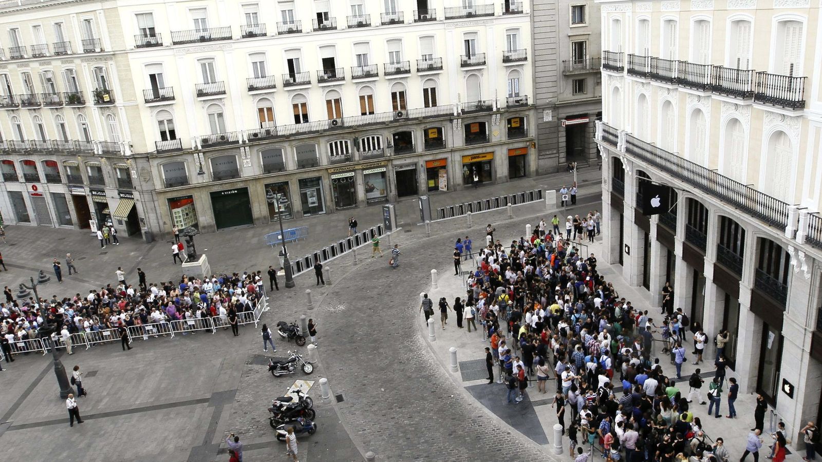 Foto: Numerosas personas esperan a la entrada de la Apple Store en la Puerta del Sol. (EFE)