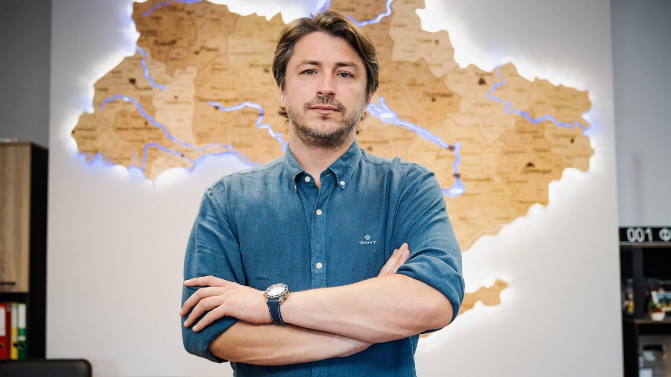 Foto: El actor y presentador Srhiy Prítula frente a un mapa de Ucrania. (Cedida)