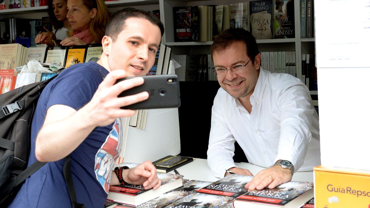 El escritor Javier Sierra haciéndose una foto con un admirador en la Feria del Libro de Madrid de 2017. (EFE/Víctor Lerena)