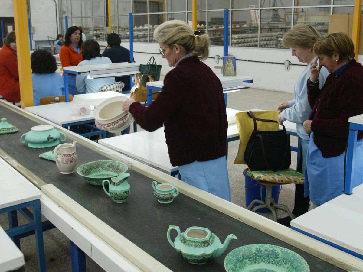 Foto: Trabajadoras de la fábrica de loza La Cartuja. (Pickman La Cartuja)