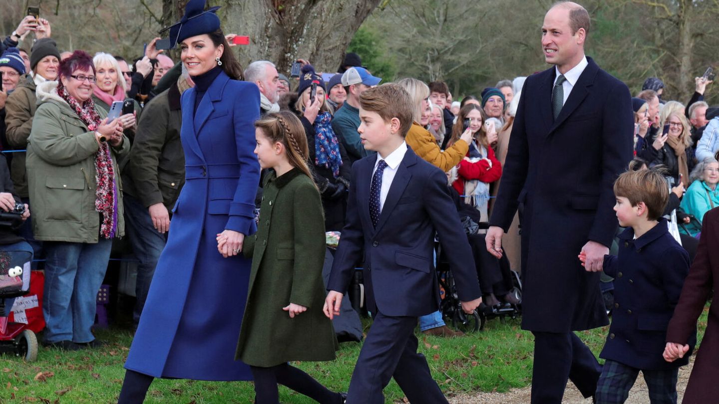 Los príncipes Gales con sus tres hijos. (Reuters)