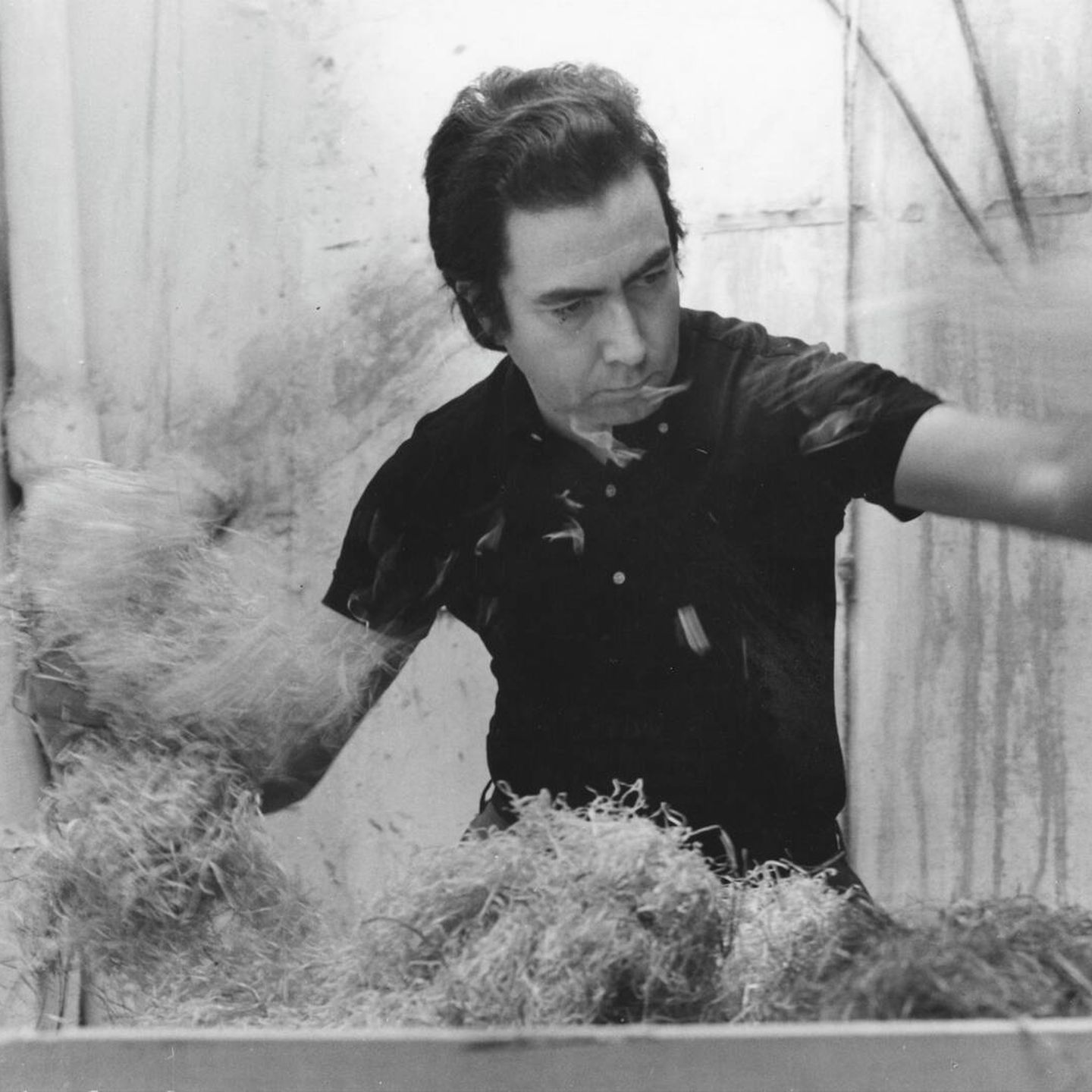 Antoni Tàpies trabajando en la obra 'Palla i fusta', Campins, 1969. (Fons Fotogràfic F. Català-Roca, Arxiu Històric del COAC, 2023)
