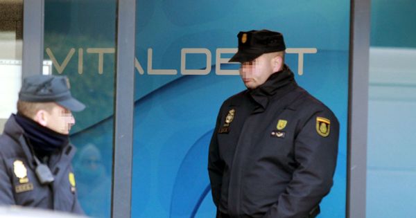 Foto: La Policía entró en las oficinas de Vitaldent en febrero de 2016. (EFE)